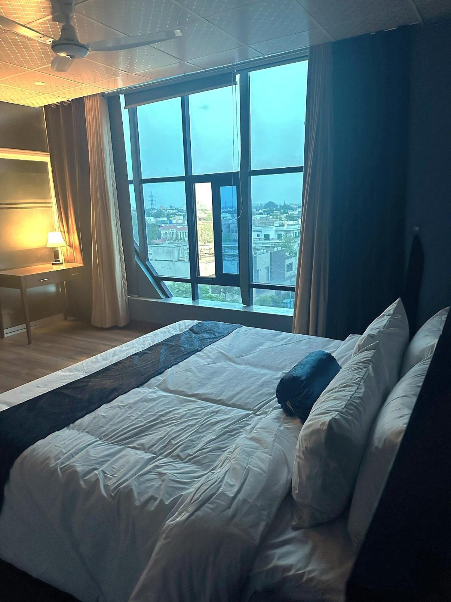 Luxury Apartment In Dha Phase 8, Near Allama Iqbal International Airport Λαχόρη Εξωτερικό φωτογραφία